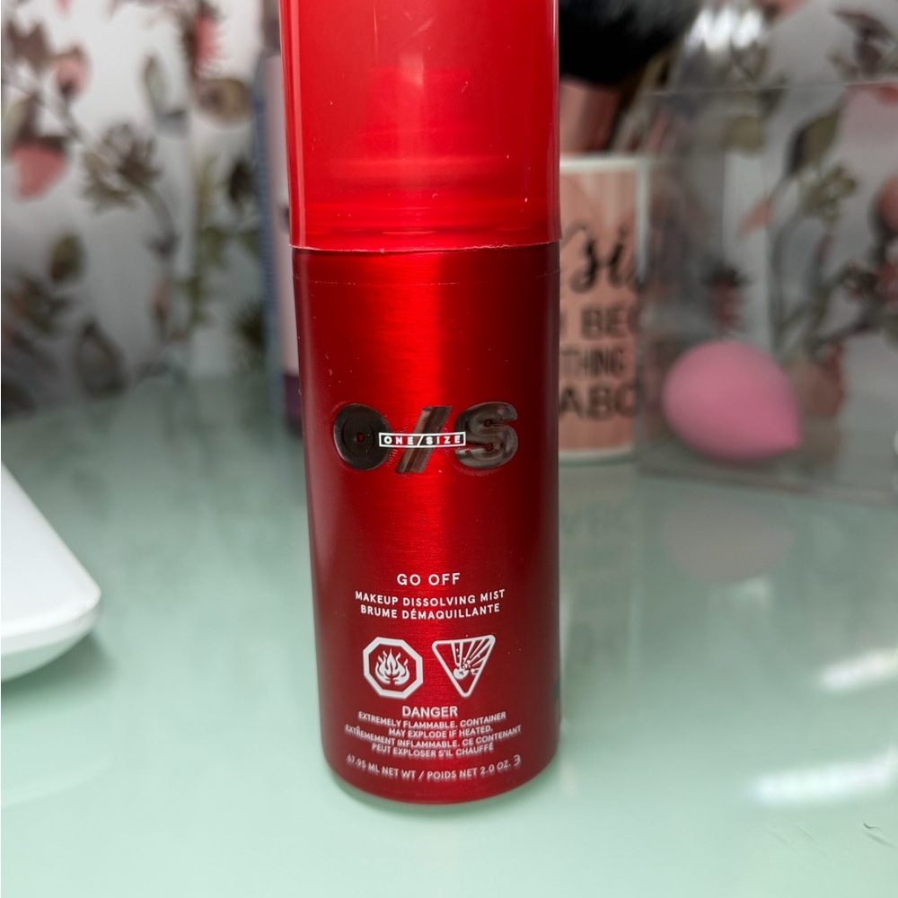 ONE/SIZE Bold Red Makeup Dissolving Mist